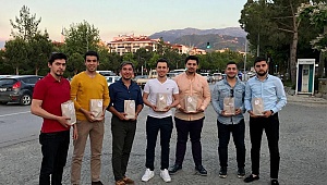 AK Partili gençler iftarlık dağıtıyor