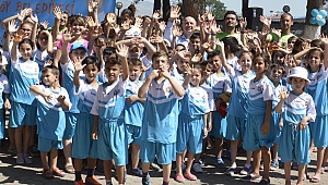 Çocuklar O'nu, O da çocukları seviyor 