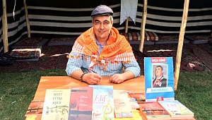 Yazarlar kitaplarını imzaladı 