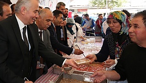 10 kişiye aşure dağıttılar