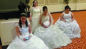 Gelinlikleri İle Geldiler