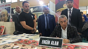 Alan ve Savaş kitaplarını imzaladı