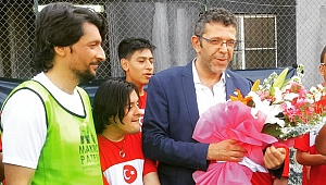 Engelli çocukları sevindirdiler