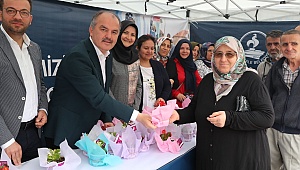 Başkan Gürlesin'den Annelere çicek armğan etti