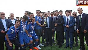 Baklan Belediye Başkanı Yusuf Gülsever'den gençlere tam destek