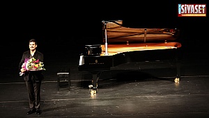 Denizli PAÜ'de Özgün Gülhan resitali ile dinleyicileri büyüledi