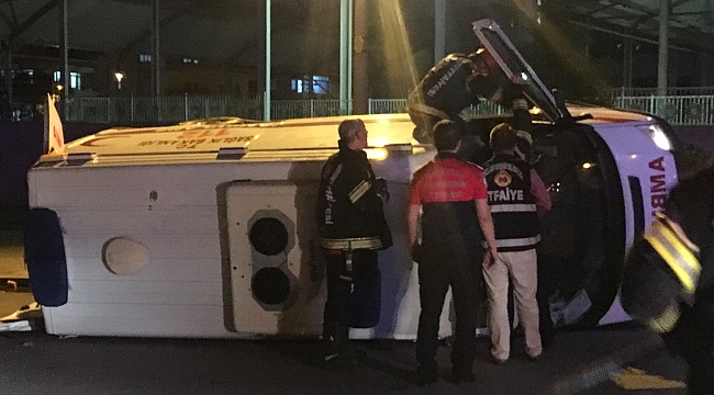 Ambulansa çarptı: 8 yaralı