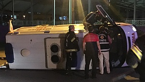 Ambulansa çarptı: 8 yaralı