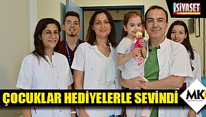 Çocuklar hediyelerle sevindi