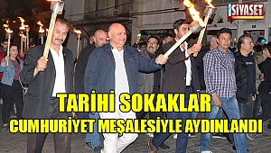 Tarihi sokaklar Cumhuriyet meşalesiyle aydınlandı