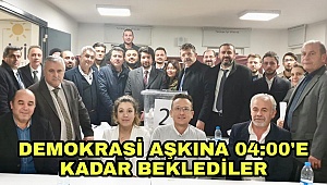 Demokrasi aşkına 04.00’e kadar beklediler