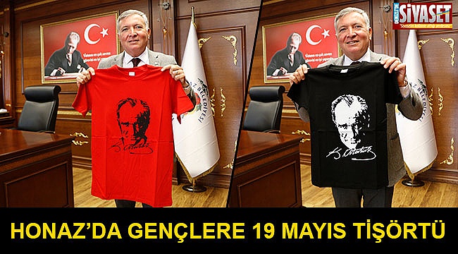 Honaz’da gençlere 19 Mayıs tişörtü