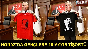 Honaz’da gençlere 19 Mayıs tişörtü