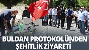 Buldan protokolünden, şehitlik ziyareti 