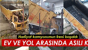 Freni boşalan hafriyat kamyonu ev ve yol arasında asılı kaldı