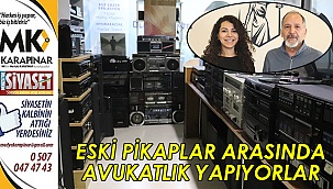 Eski pikaplar arasında kızıyla birlikte avukatlık yapıyor