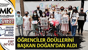 Öğrenciler ödüllerini Başkan Doğan’dan aldı