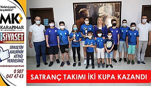 Satranç takımı iki kupa kazandı