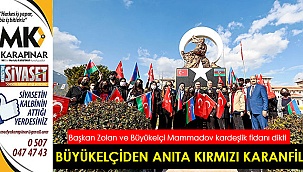 Büyükelçiden anıta kırmızı karanfil
