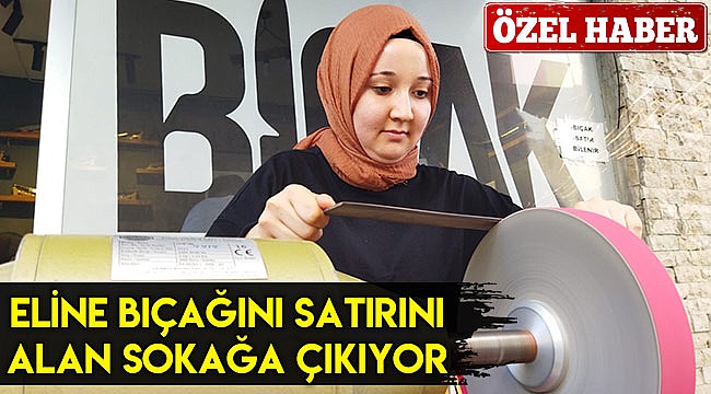 Eline bıçağını satırını alan sokağa çıkıyor