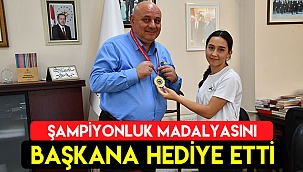Şampiyonluk madalyasını başkana hediye etti