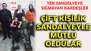 Tek sandalyeye sığmayan engelli kardeşler, çift kişilik sandalyeyle sevindi
