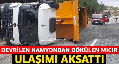 Devrilen kamyondan dökülen mıcır ulaşımı aksattı