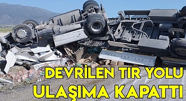 Devrilen tır yolu ulaşıma kapattı