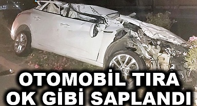 Otomobil tıra ok gibi saplandı