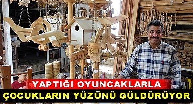 Yaptığı oyuncaklarla çocukların yüzlerini güldürüyor