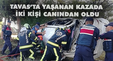 Motosiklet ile çarpışan otomobil mezarlığa uçtu: 2 ölü, 1 yaralı