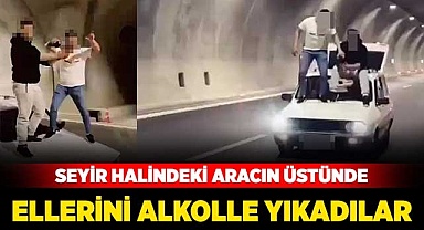 Seyir halindeki aracın üstünde ellerini alkolle yıkadılar