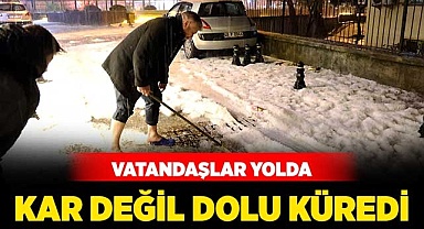 Vatandaşlar yolda kar değil dolu küredi