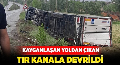Buldan’da yaşanan kazada tır kanala devrildi