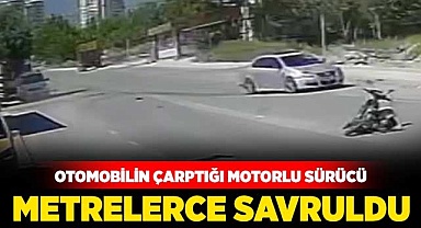 Otomobilin çarptığı motorlu sürücü metrelerce savruldu