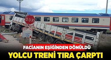Yolcu treni tıra çarptı