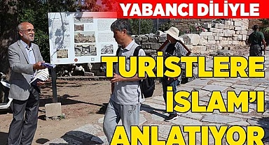 Yabancı diliyle turistlere İslam’ı anlatıyor
