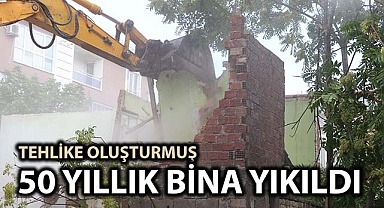 Topraklık Mahallesinde 50 yıllık metruk yapı yıkıldı