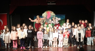 Karnesini alan tiyatroya gitti…