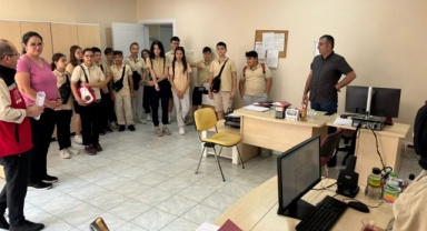 Öğrencilerden sosyal hizmet merkezlerine ziyaret