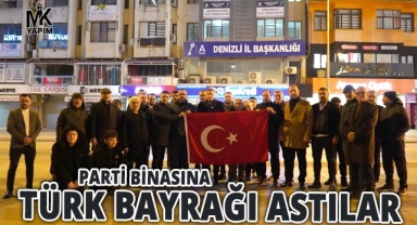 Anahtar Partililer Türk Bayrağı astı