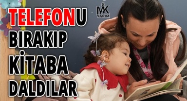 Bir süre de olsa telefonu bırakıp kitaba sarıldılar